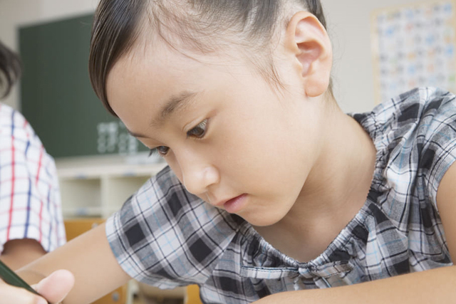 小学生の勉強の様子