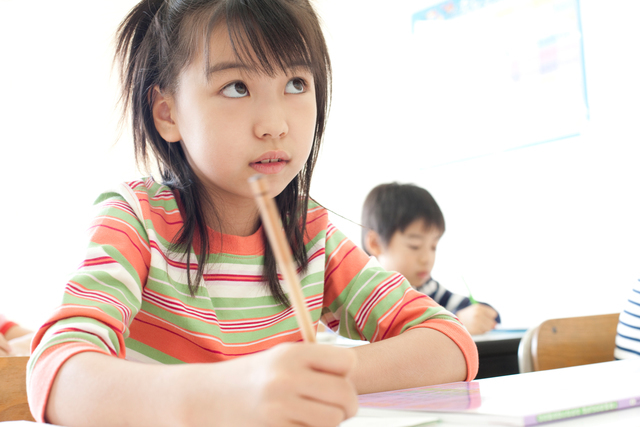 小学生の勉強風景